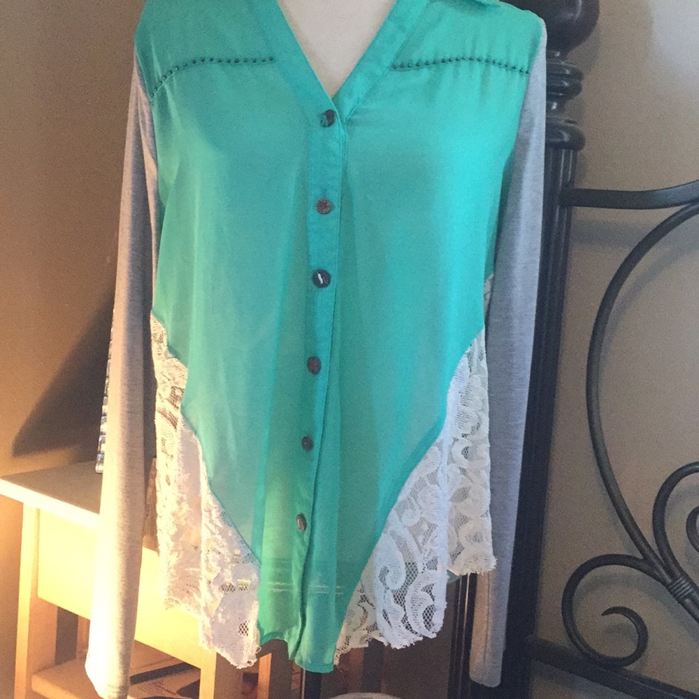 BKE Boutique original blouse open back